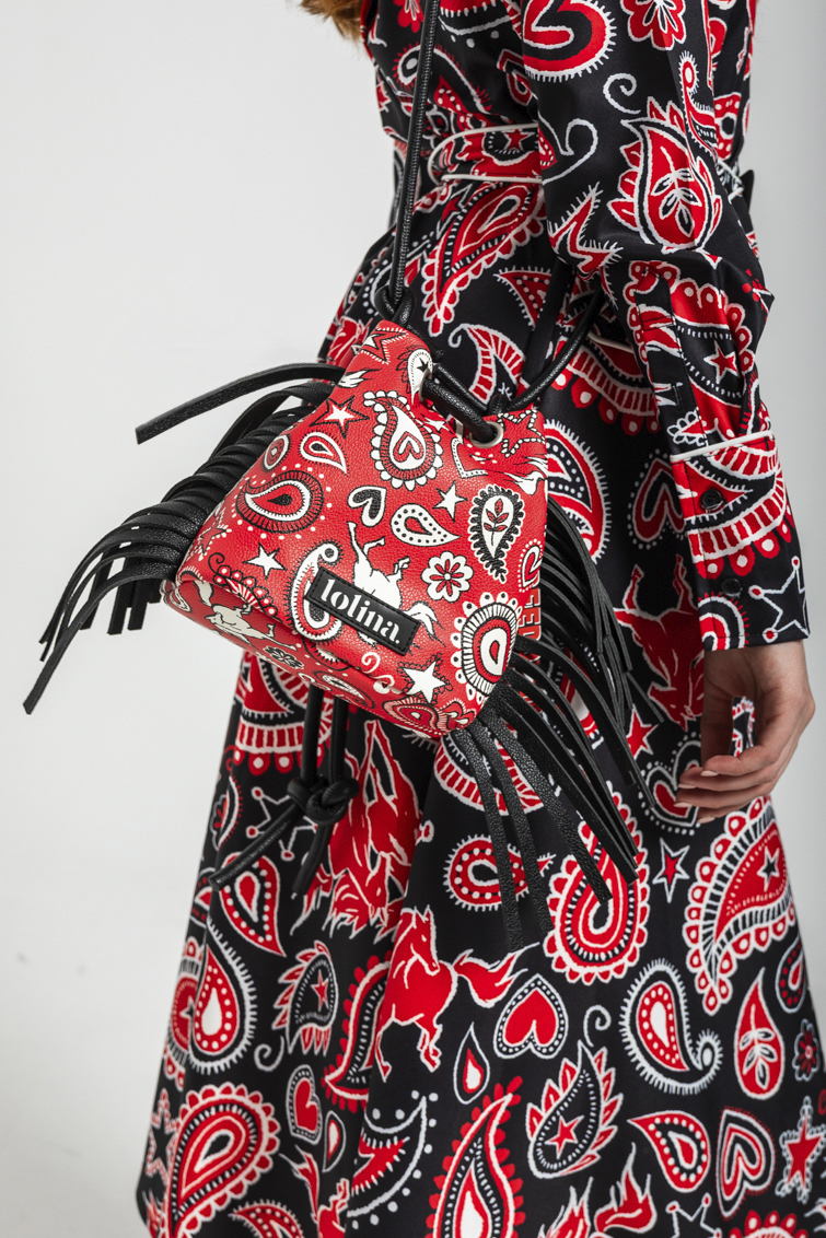 Bolso tipo saco con flecos de estampado paisley cachemir rojo