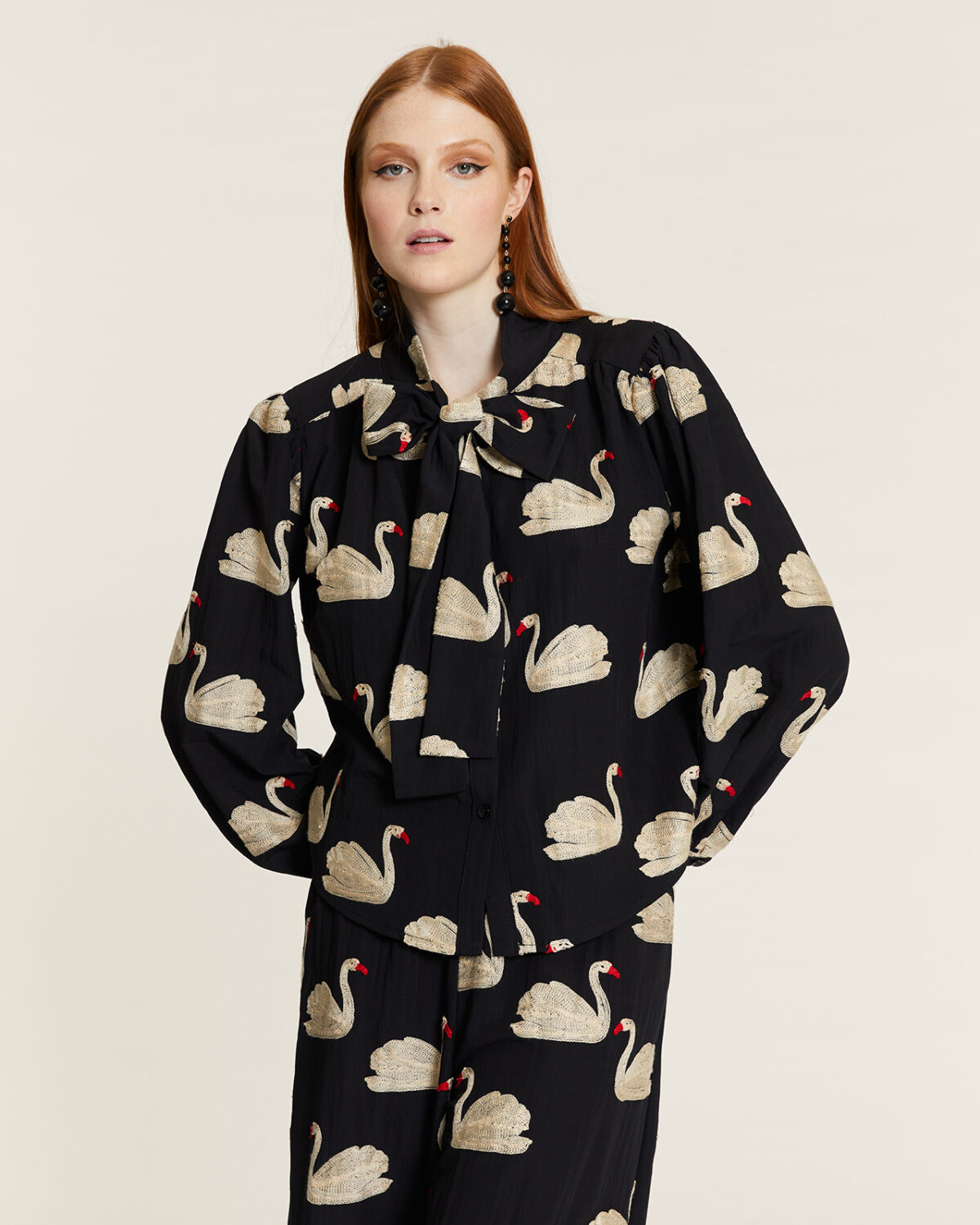 Camisa Con Lazada Y Bordado Cisnes Negro