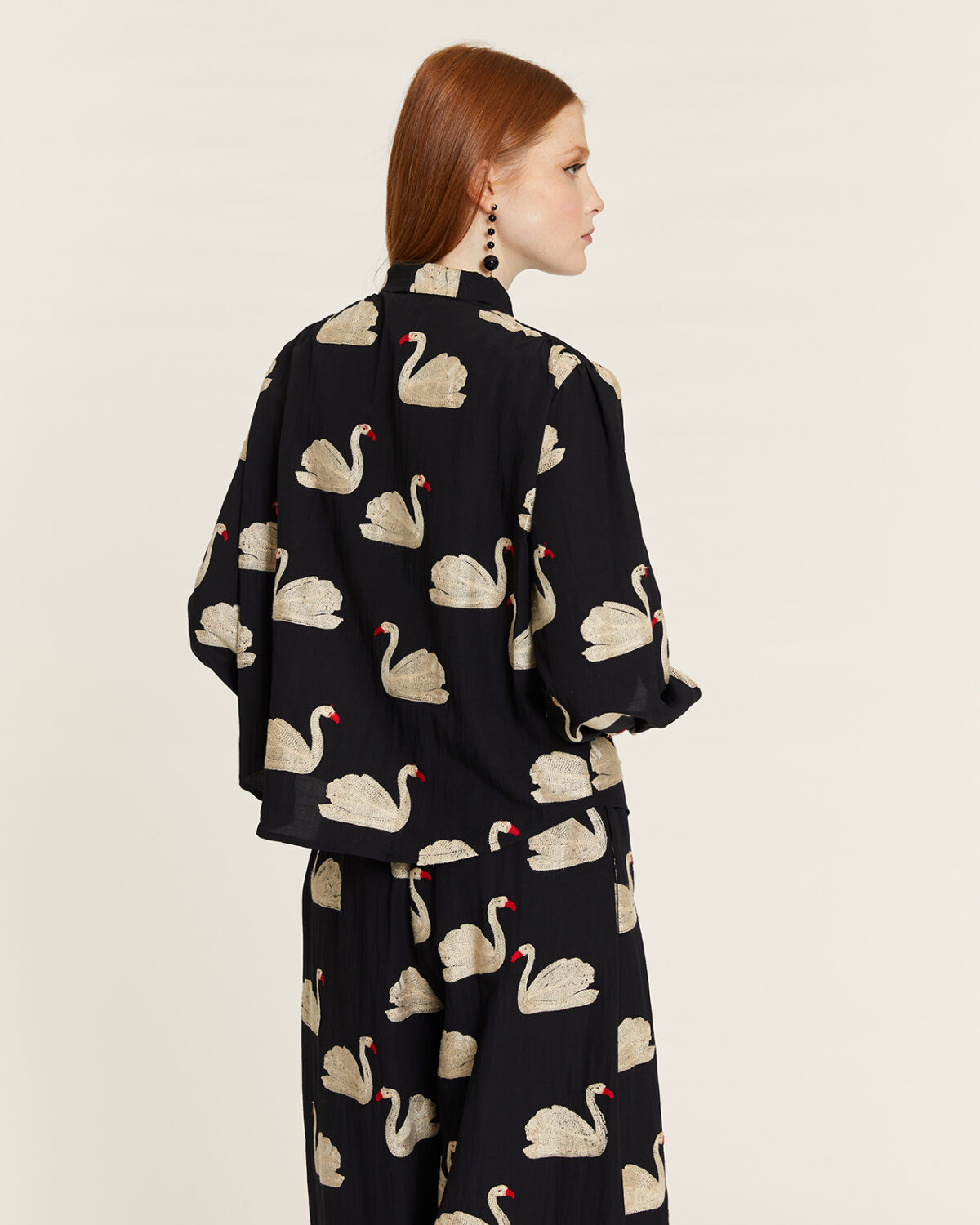 Camisa Con Lazada Y Bordado Cisnes Negro