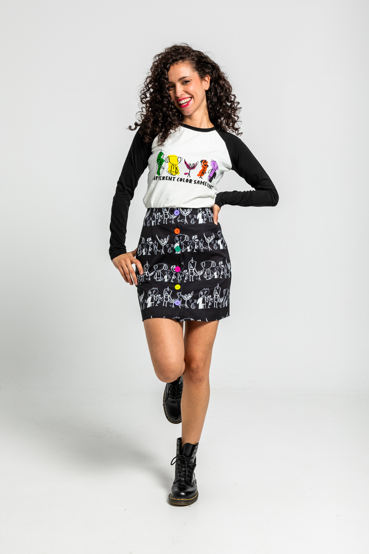 Camiseta Ranglan Blanca Y Negra Con Ilustraciones De Colores