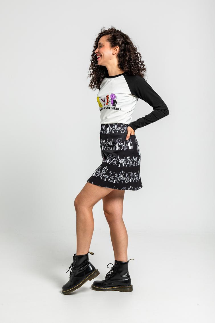 Camiseta Ranglan Blanca Y Negra Con Ilustraciones De Colores