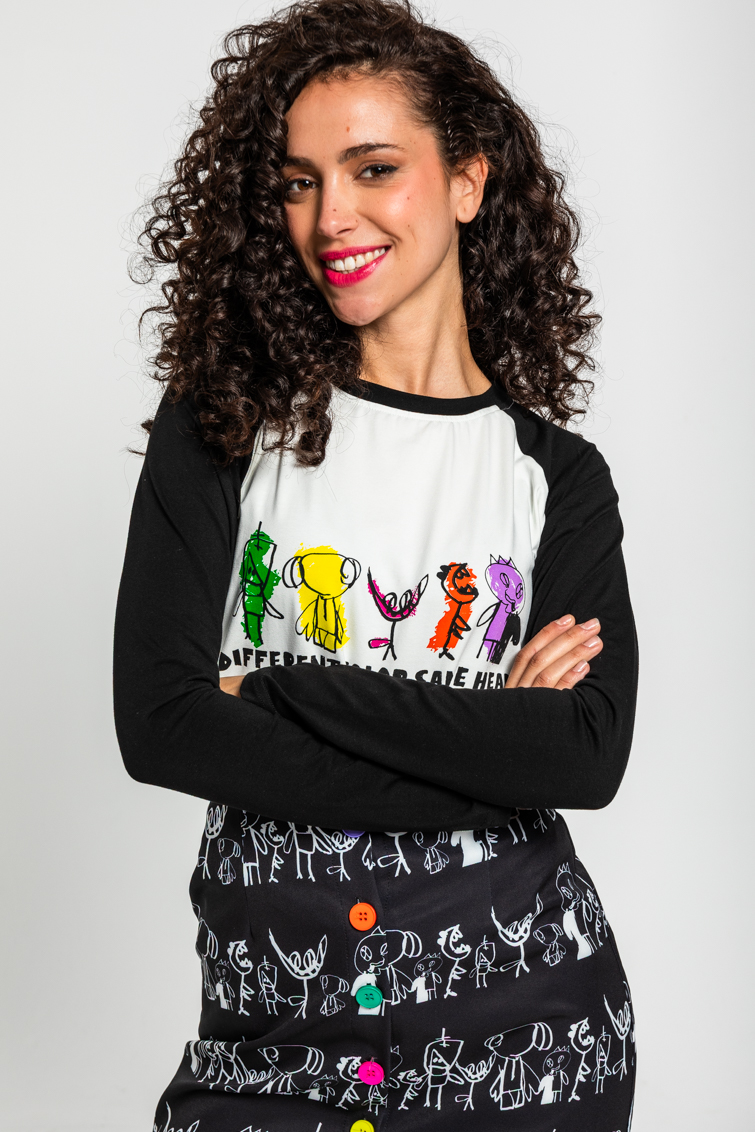 Camiseta Ranglan Blanca Y Negra Con Ilustraciones De Colores