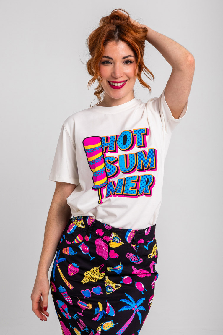 Camiseta Unisex blanca con texto Hot summer - Pool party