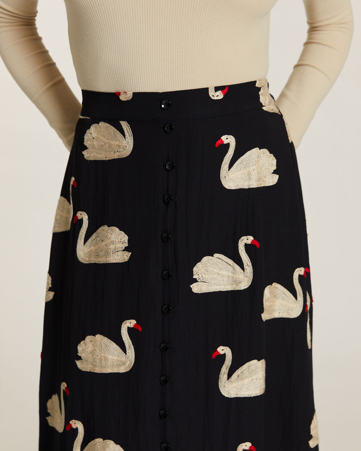 Falda Bordado Cisnes Negro