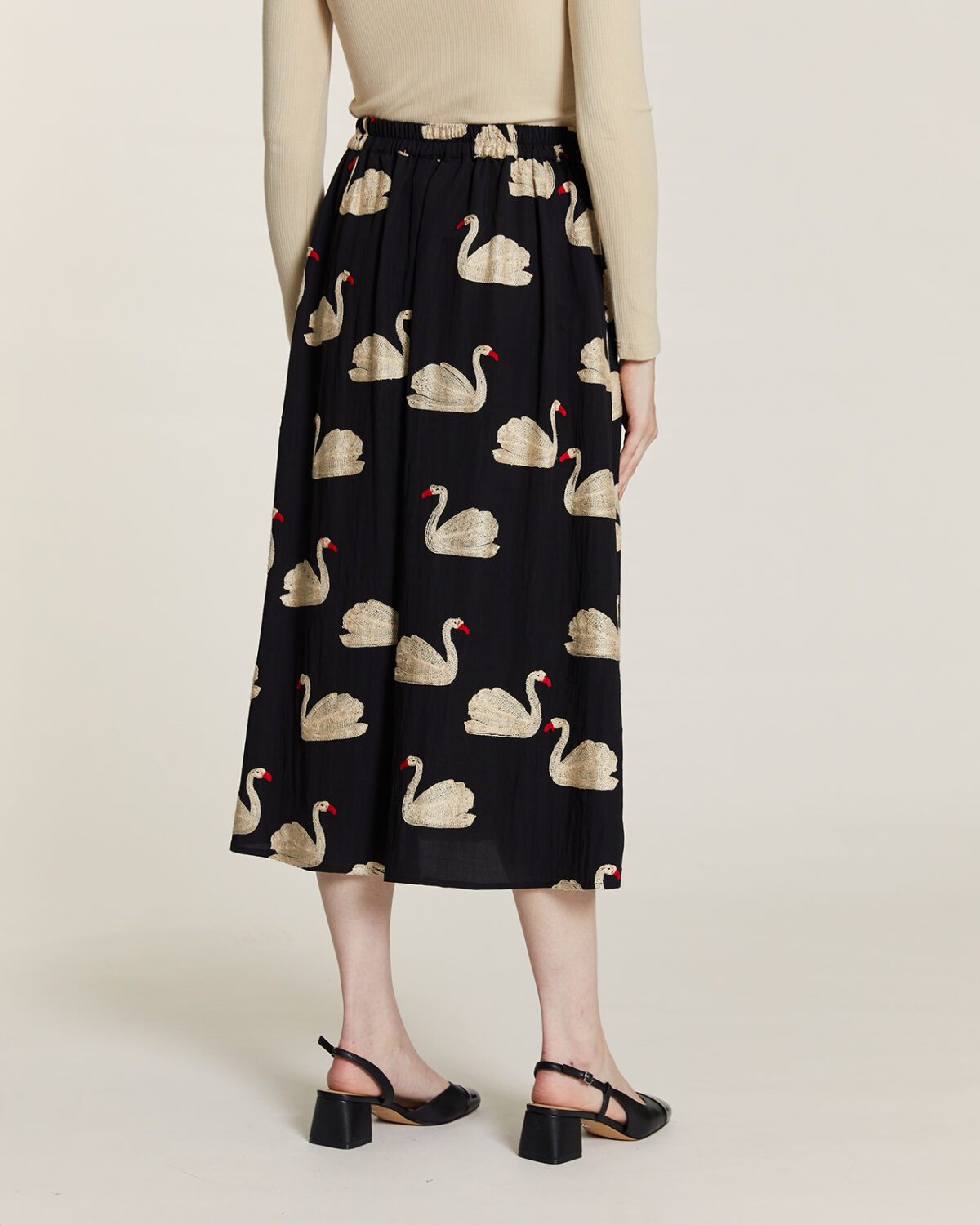 Falda Bordado Cisnes Negro
