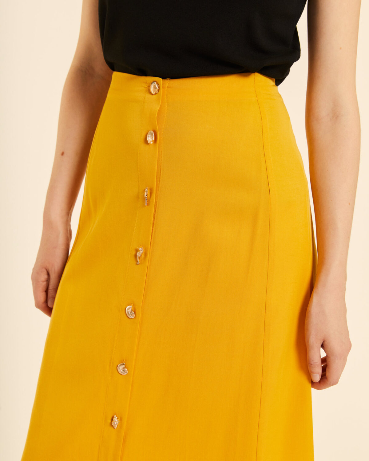 Falda midi abotonada amarilla