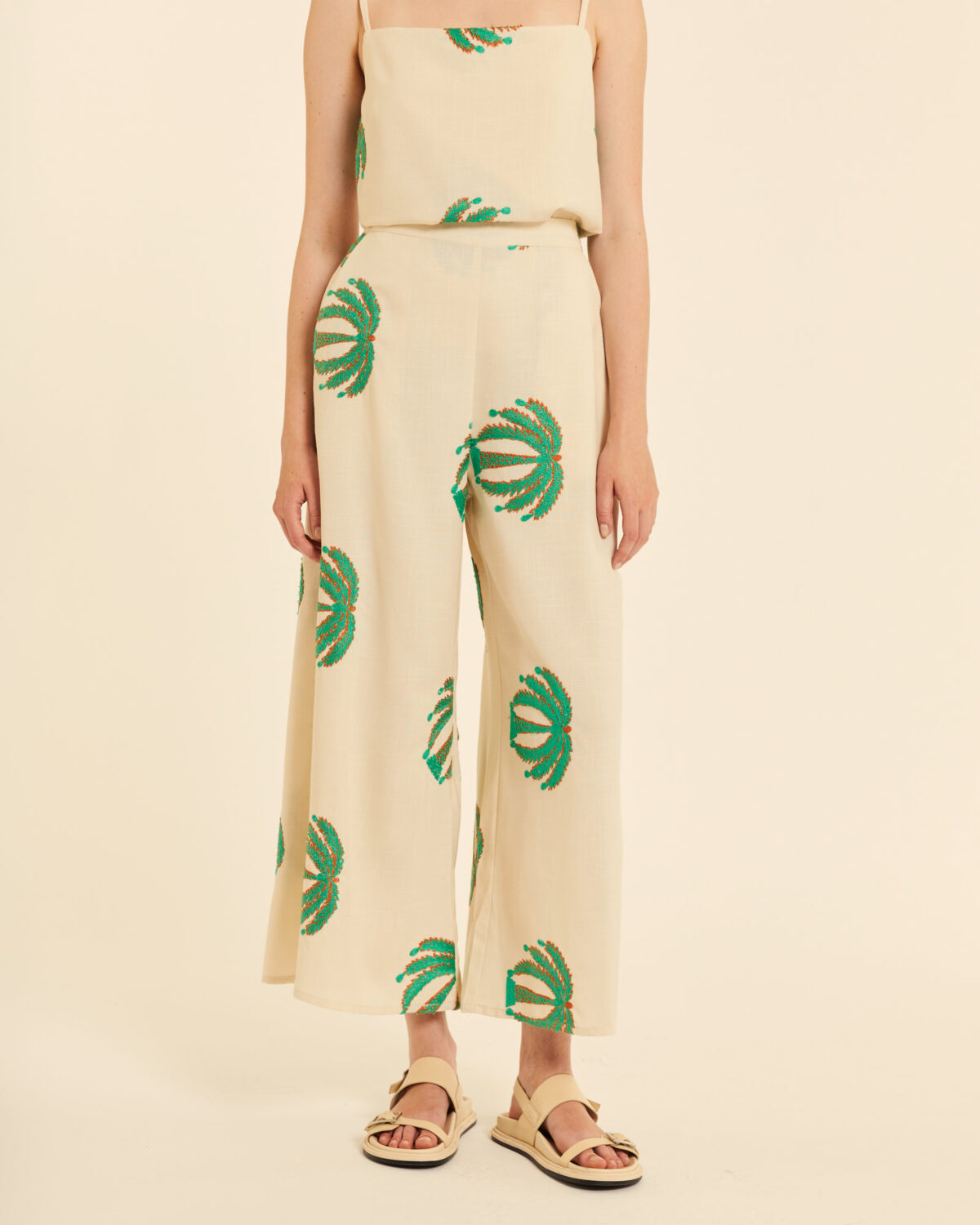 Pantalón amplio con bordado palmeras