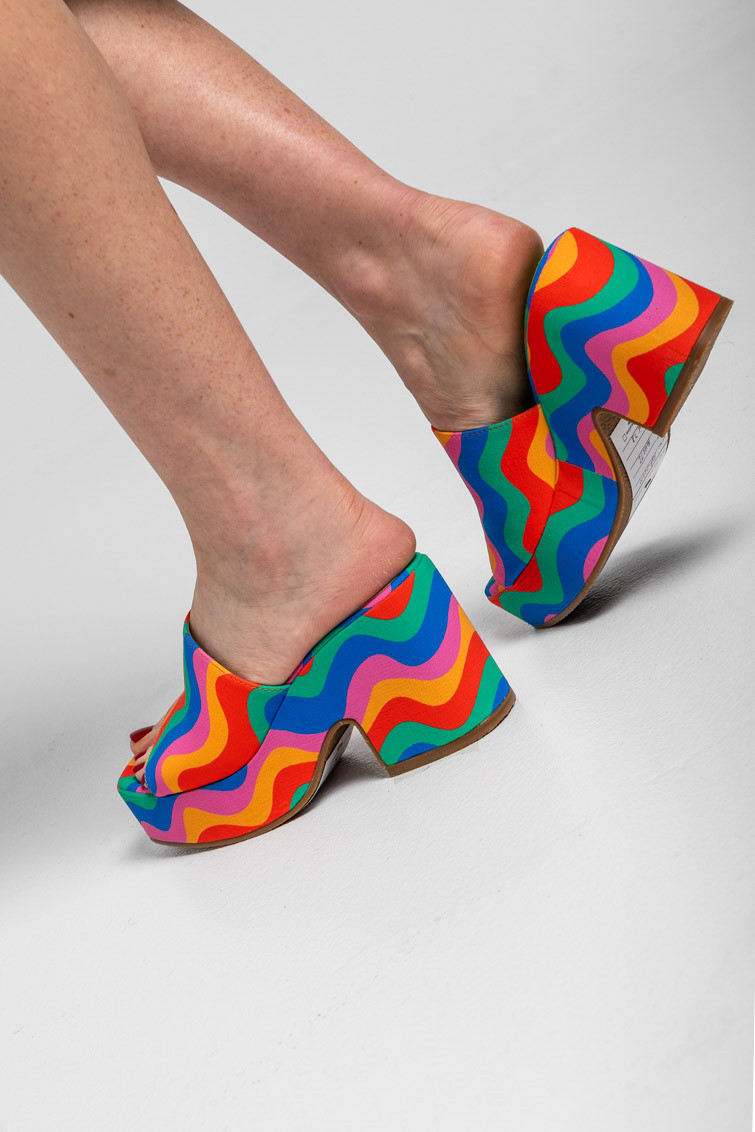Sandalia destalonada con plataforma y tacón de ondas multicolor - Échate flores