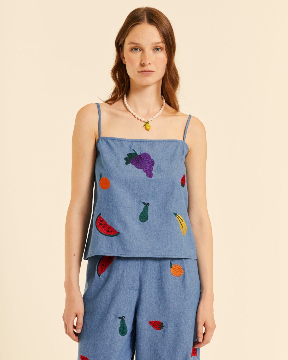 Top denim con bordados