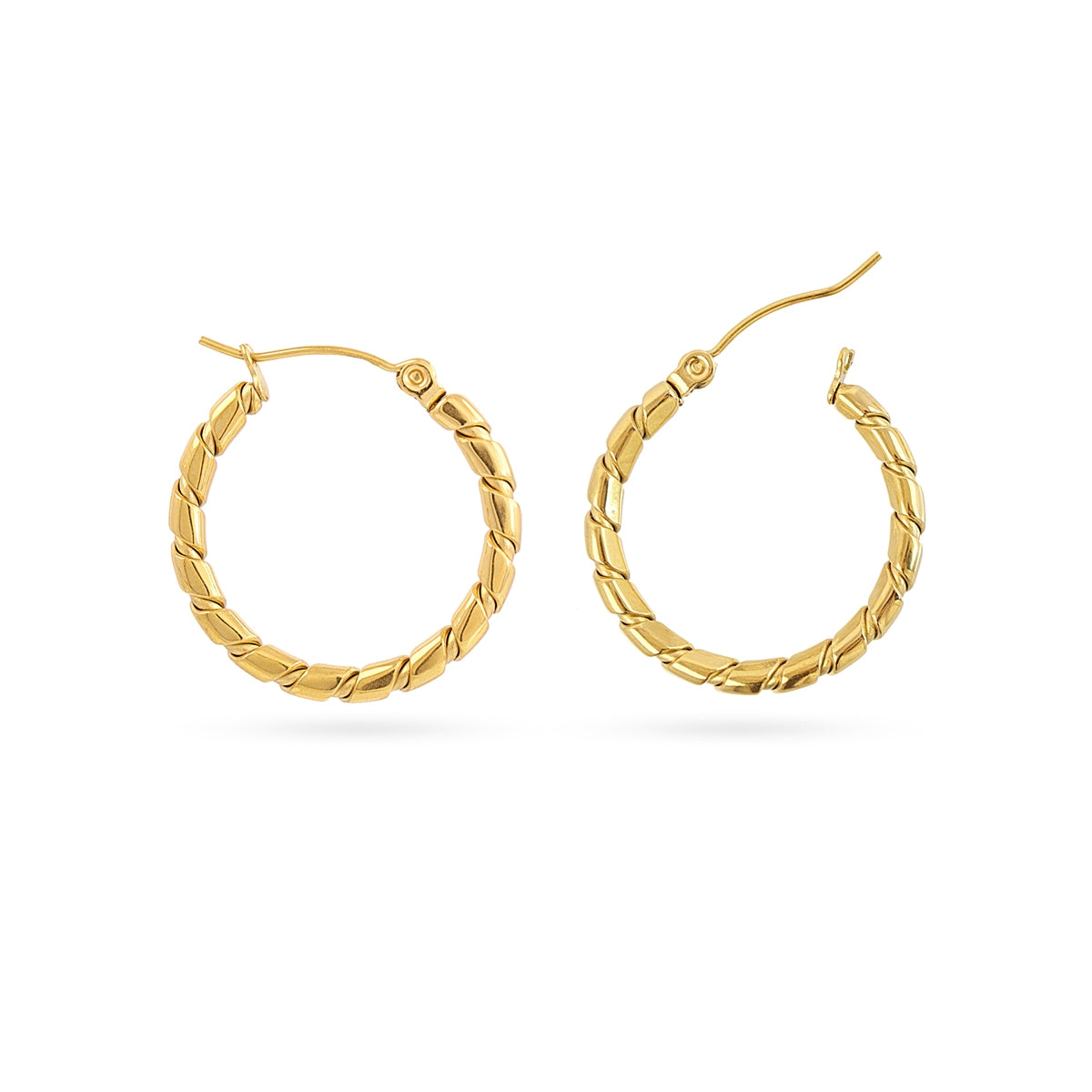 Aros Essentials Trenzado Bambú Medianos en Dorado, bisutería de acero de la colección Essentials — Tiendas Via Vai Estepona