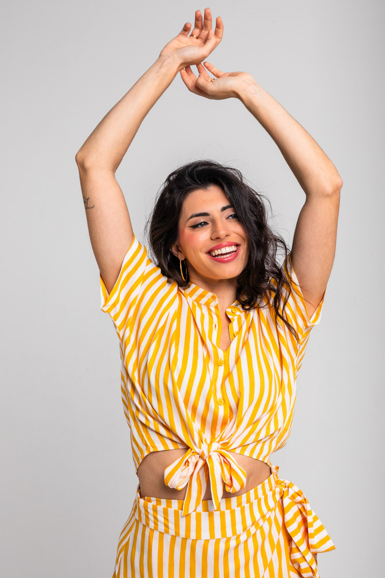 Camisa cuello mao anudada de rayas blancas y amarillas - Oh Sole mio Lolina - Imagen 8