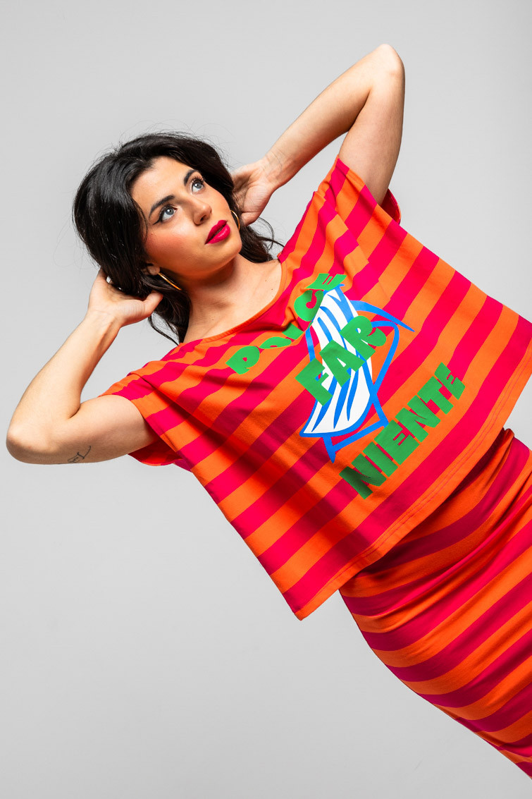 Camiseta sin mangas de rayas rosas y naranjas con texto Dolce - Dolce Far Niente Lolina