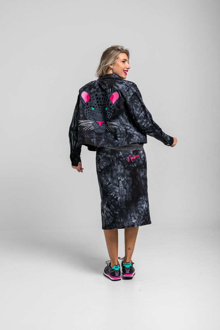 Cazadora over bolsillos solapa tie dye con pantera - Nocturna Lolina