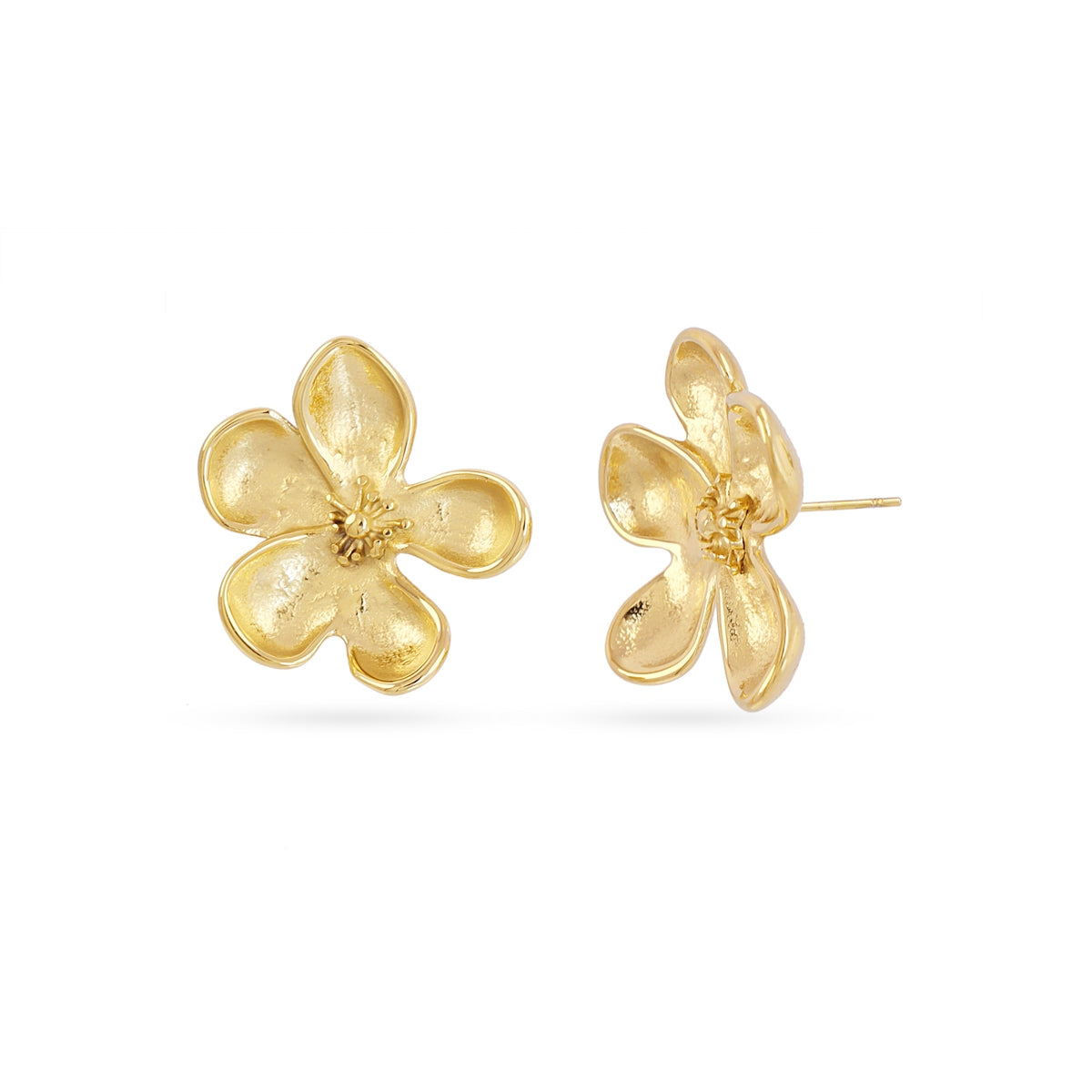 Pendientes Botón Essentials Flor Relieve en Dorado, bisutería de acero de la colección Essentials — Tiendas Via Vai Estepona