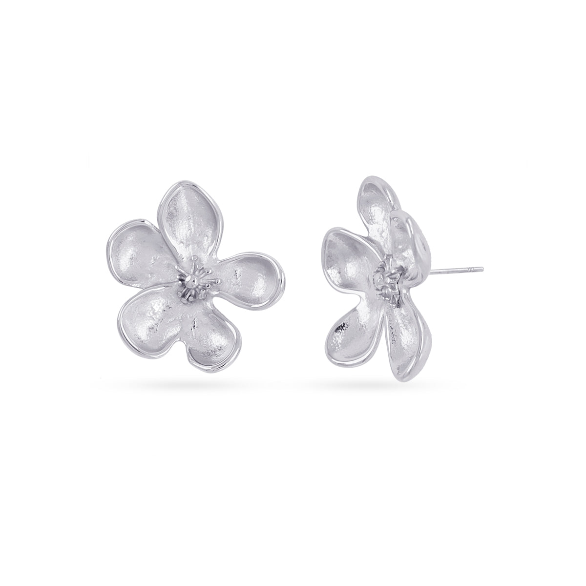 Pendientes Botón Essentials Flor Relieve en Plateado, bisutería de acero de la colección Essentials — Tiendas Via Vai Estepona