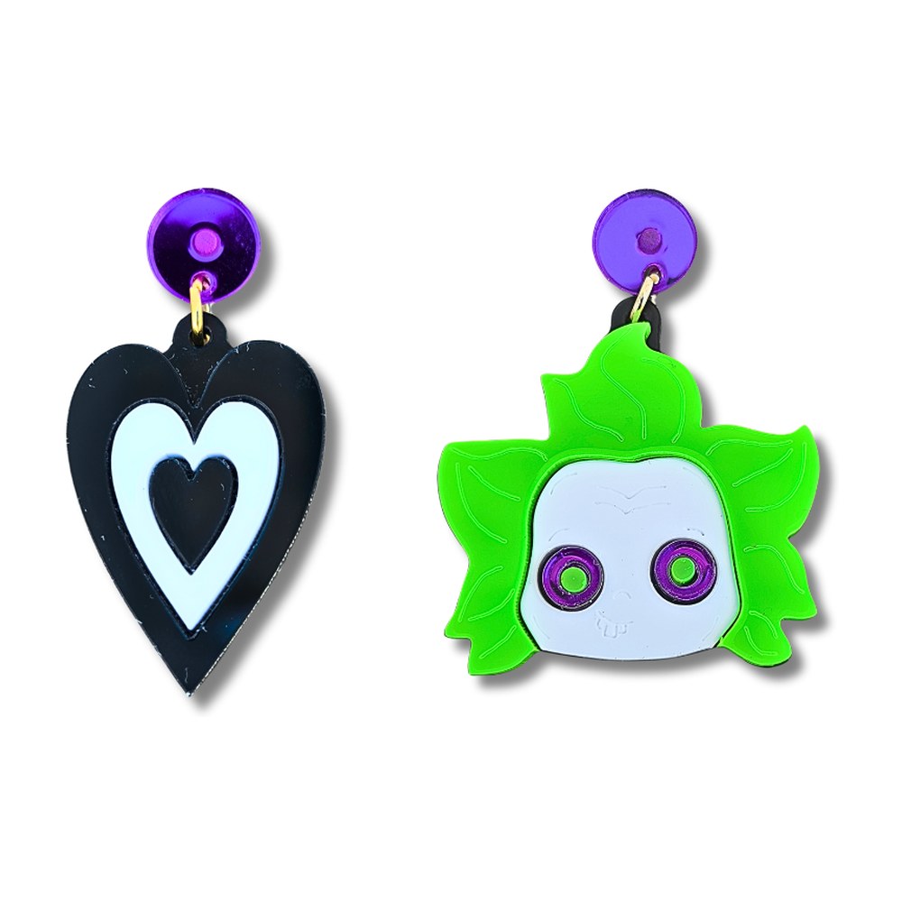 Pendientes mini deluxe de Beetlejuice con cara de pelo verde y ojos morados y un corazón negro, en metacrilato espejo y opaco