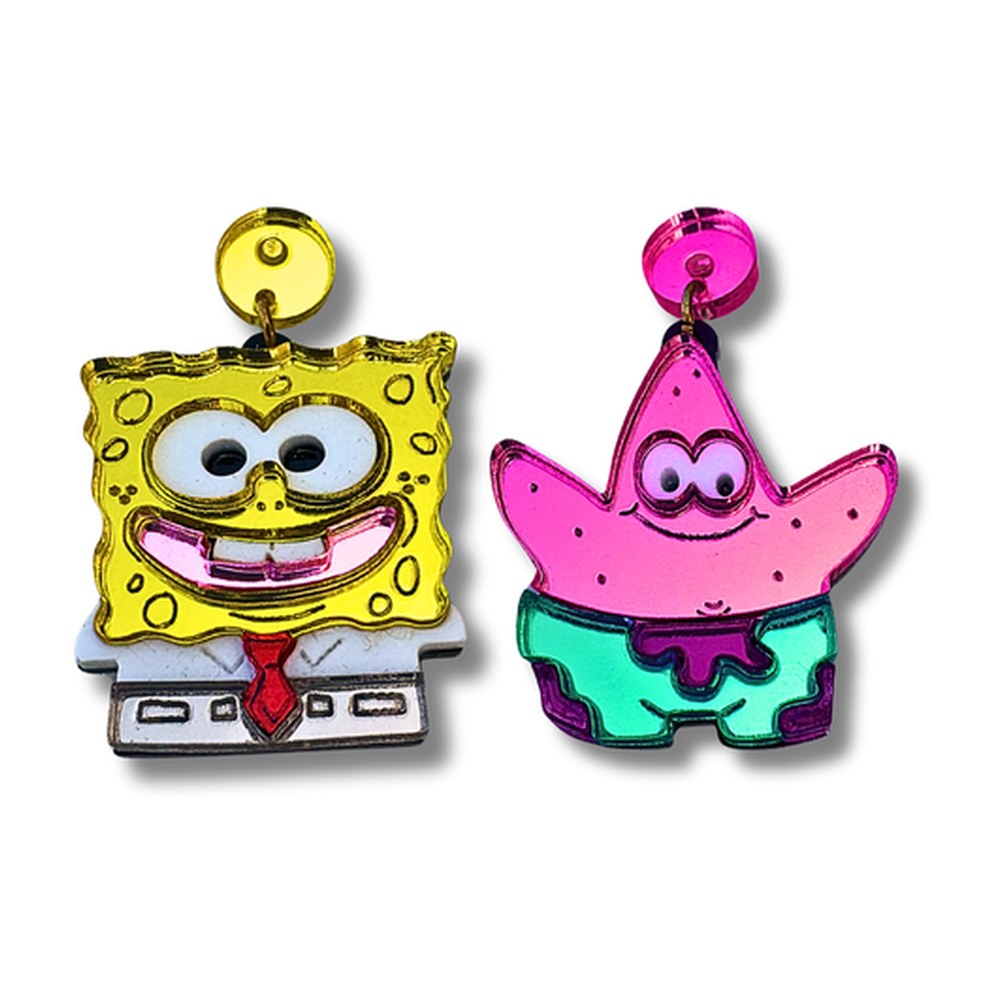 Pendientes de metacrilato con Bob Esponja amarillo con corbata roja y Patricio rosa con bañador turquesa, fondo blanco