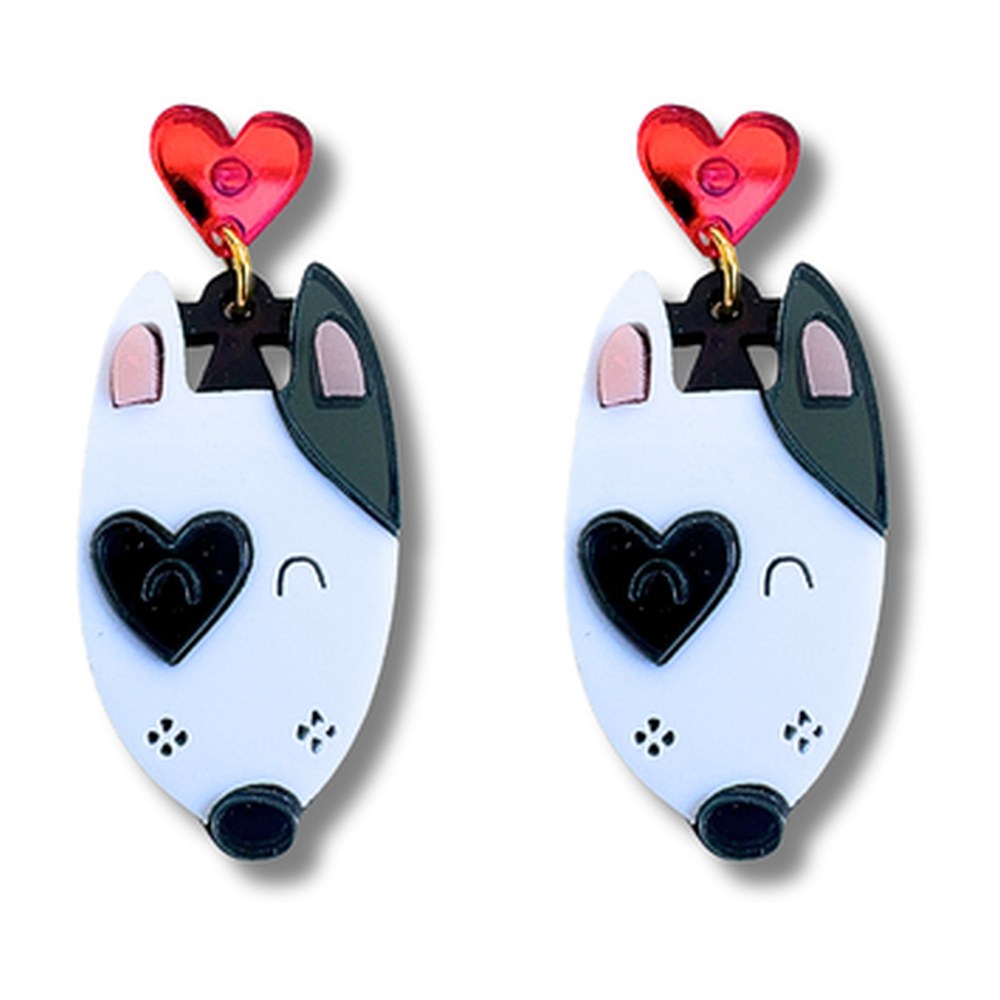 Pendientes mini deluxe de Bull Terrier blanco con parche de corazón negro en el ojo y corazón rojo en el cierre, metacrilato
