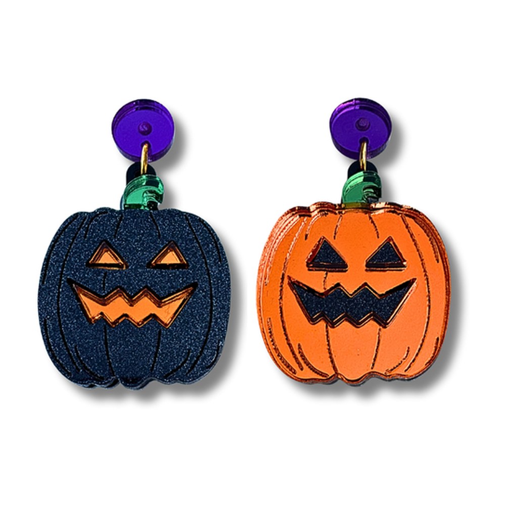 Pendientes de metacrilato con una calabaza negra con brillo y otra naranja espejo, ambas con cara tallada, fondo blanco