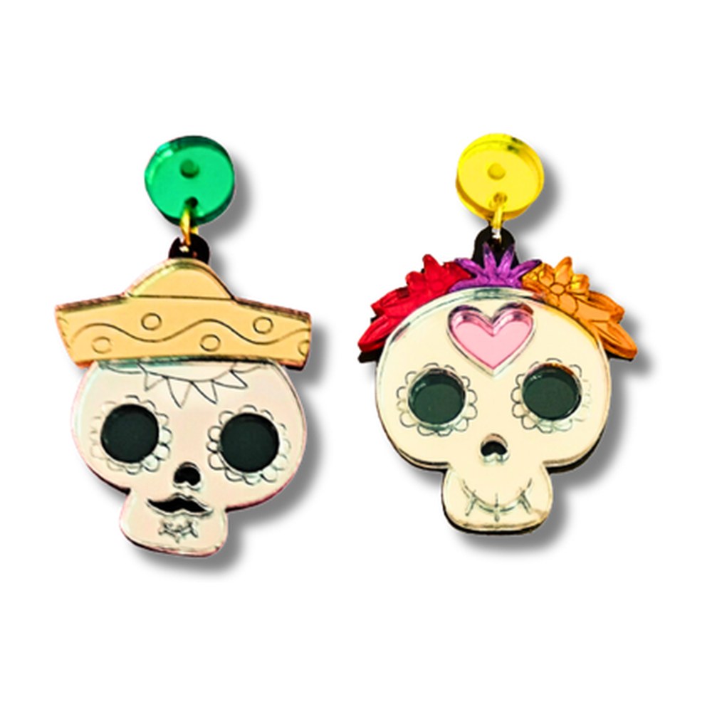 Pendientes de metacrilato espejo con una calavera con sombrero y otra con corona de flores y corazón rosa, fondo blanco
