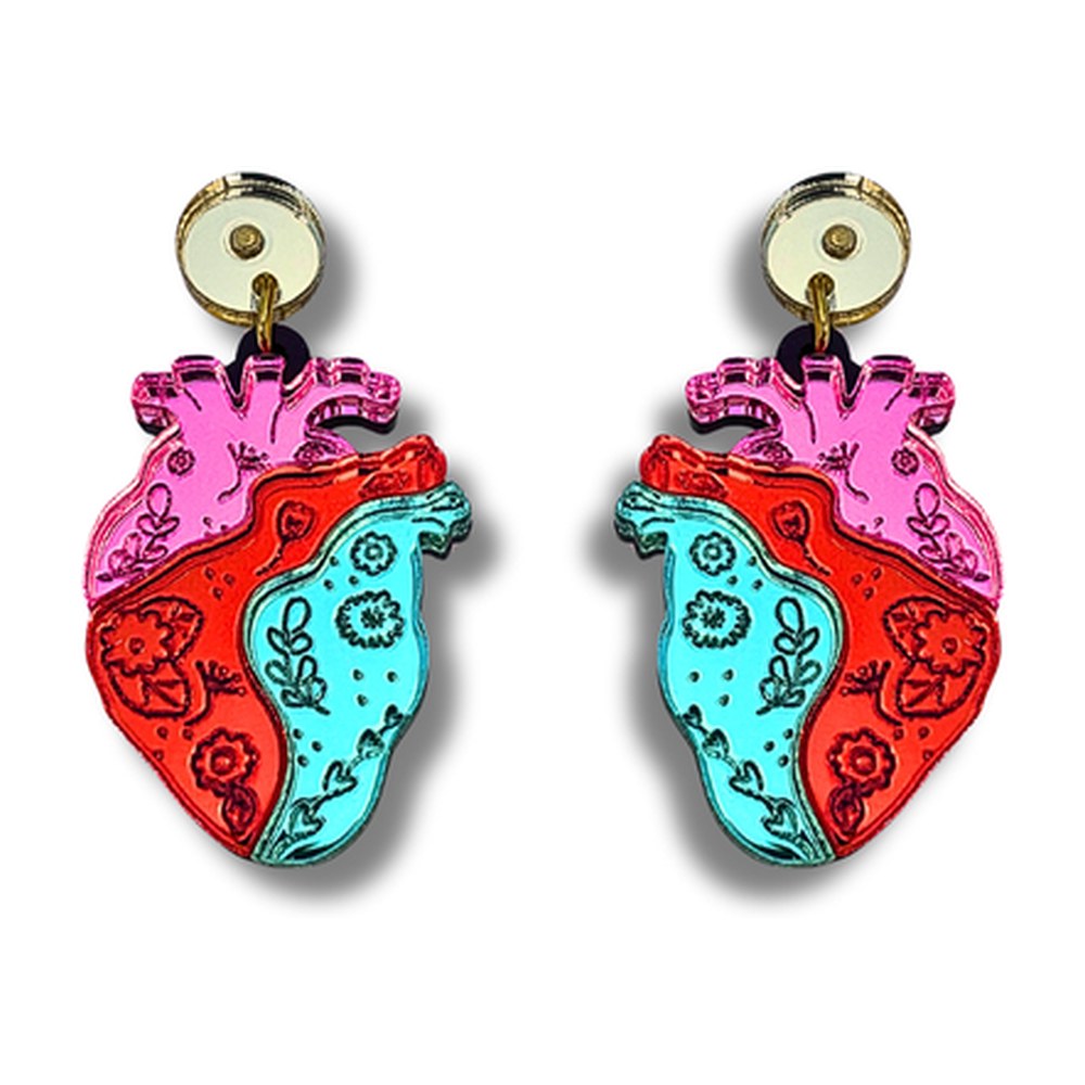 Pendientes de metacrilato espejo con forma de corazón anatómico decorado con flores en rosa, rojo y turquesa, fondo blanco