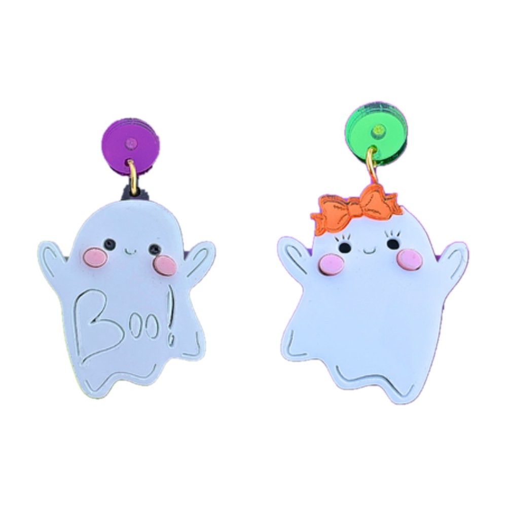 Pendientes de metacrilato con dos fantasmitas pastel con mejillas rosas, uno con la palabra Boo y otro con lazo naranja