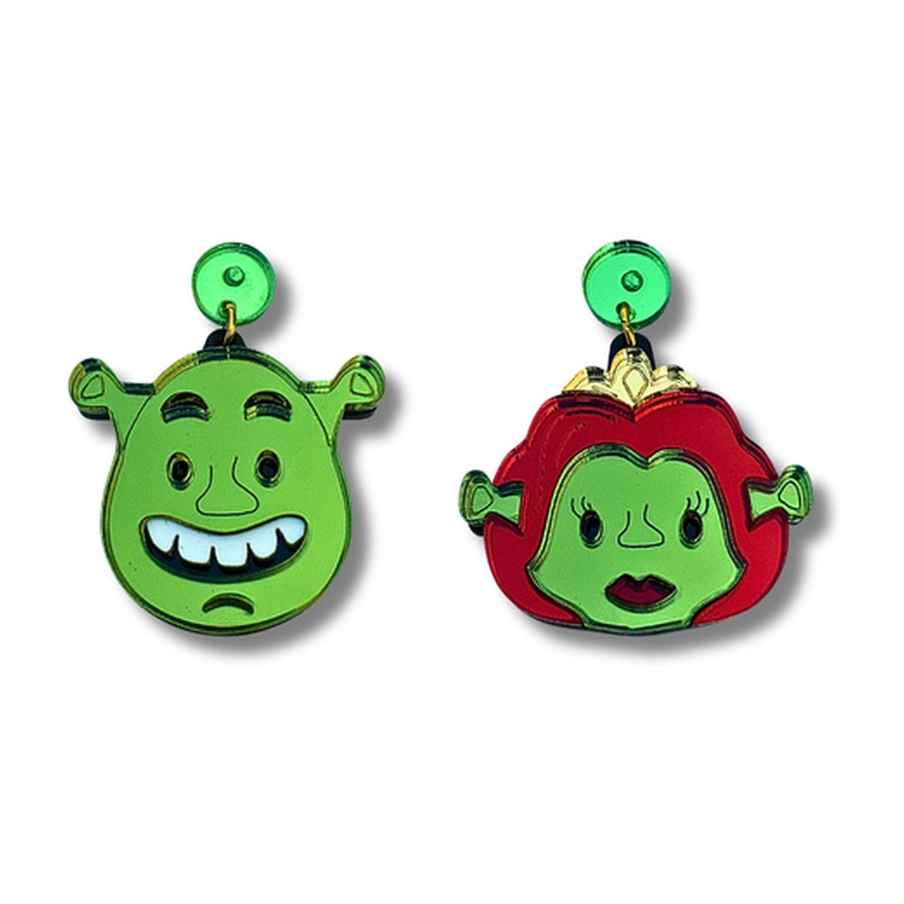 Pendientes de metacrilato con la cara verde de Shrek y la de Fiona con pelo rojo y corona dorada, sobre fondo blanco