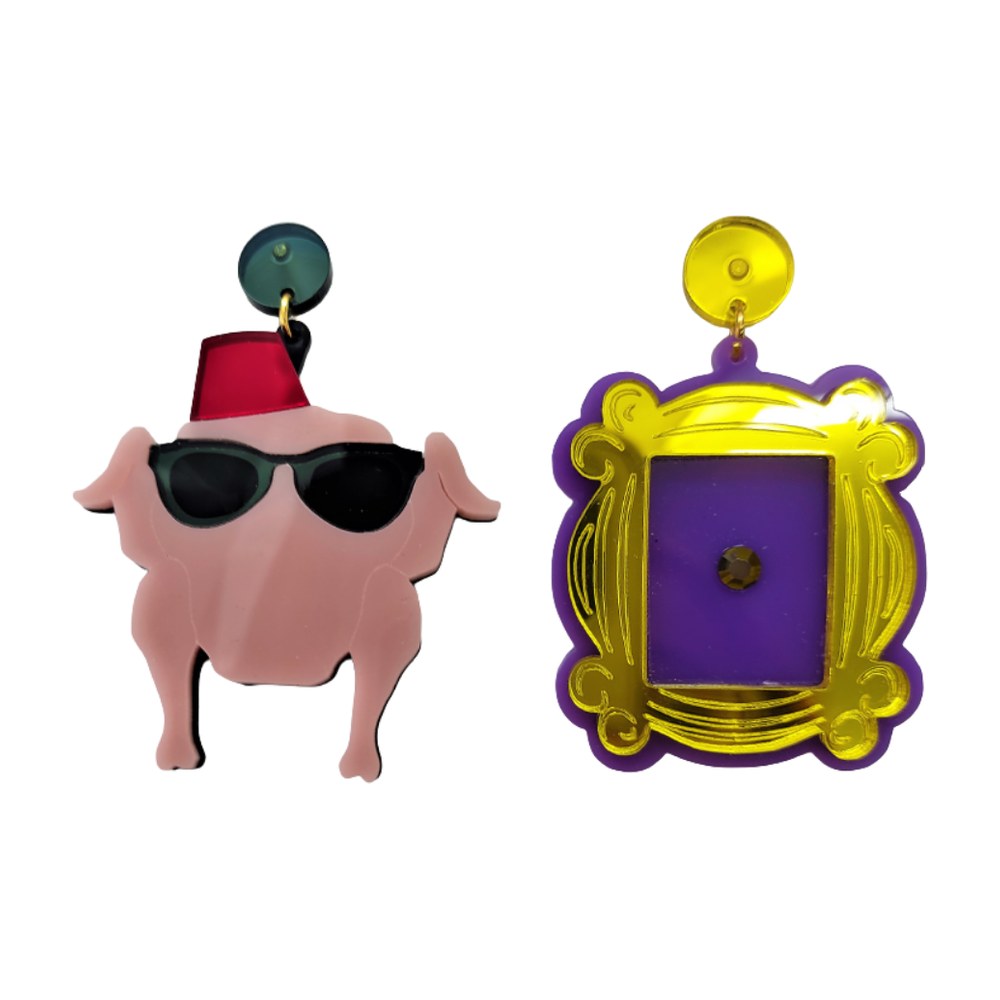 Pendientes de metacrilato con un pavo rosado con gafas de sol y fez rojo y el marco amarillo de Friends, fondo blanco