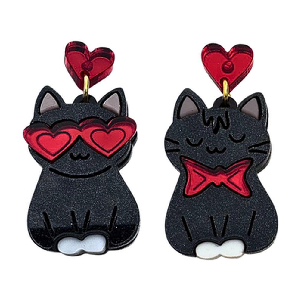 Pendientes mini deluxe de dos gatos negros, uno con gafas de corazón rojas y otro con pajarita roja, en metacrilato