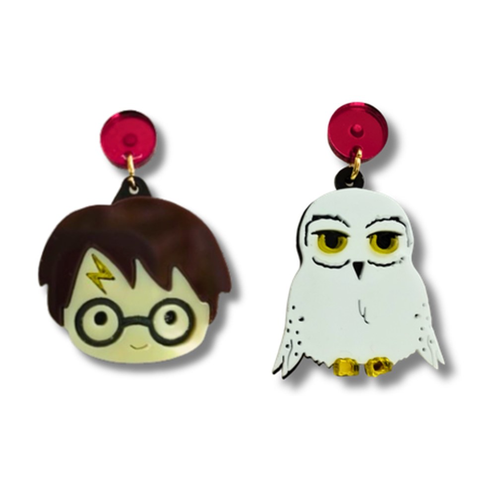 Pendientes mini deluxe de metacrilato con Harry Potter con gafas y cicatriz y una lechuza blanca, con botones fucsia