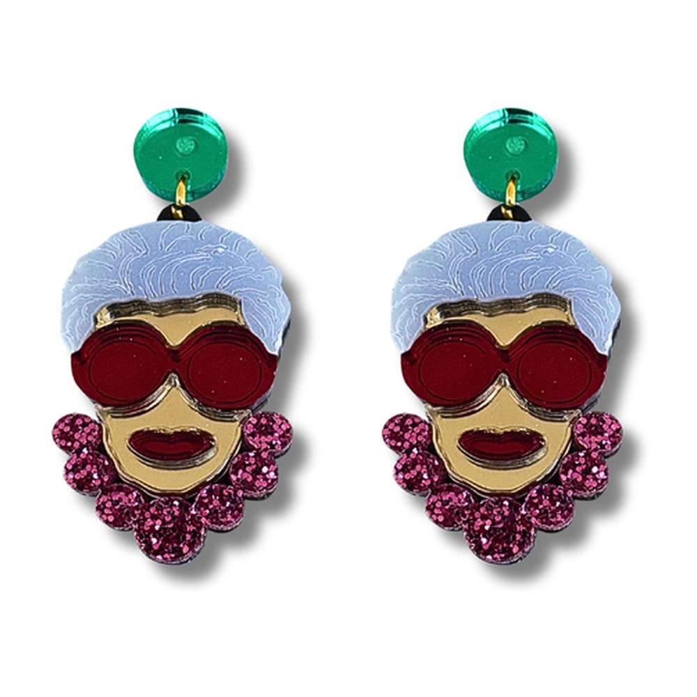 Pendientes mini deluxe de Iris Apfel con pelo plateado, gafas rojas redondas, labios rojos y collar rosa de purpurina