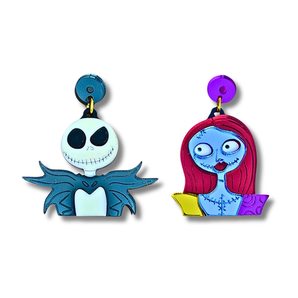 Pendientes de metacrilato con Jack Skellington de cara blanca y Sally de pelo rojo y piel azul, sobre fondo blanco