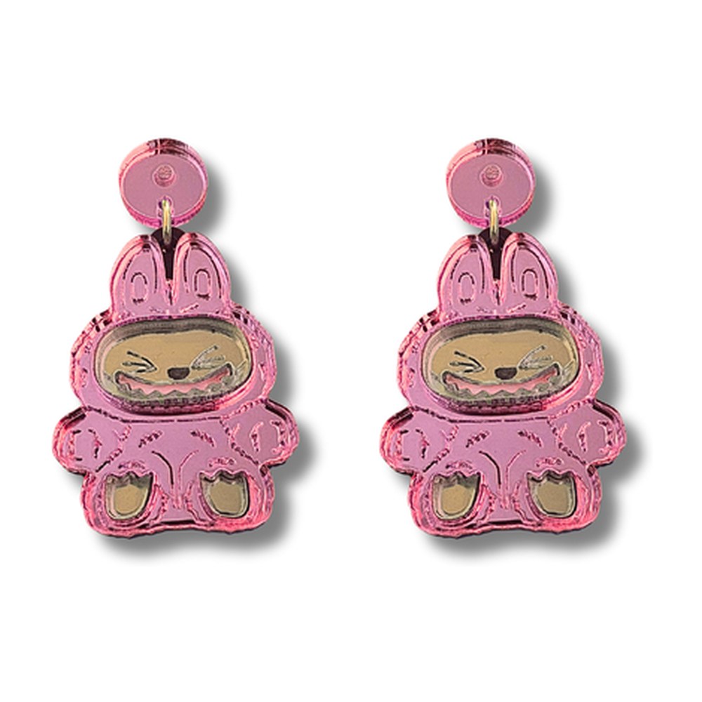 Pendientes de metacrilato rosa espejo con un monstruito de orejas largas y sonrisa traviesa, colgados de botón redondo