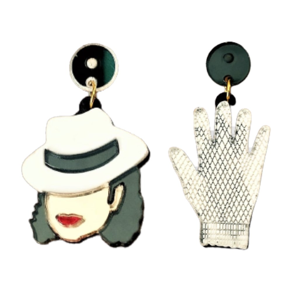 Pendientes de metacrilato con un sombrero blanco sobre pelo negro y labios rojos y un guante blanco brillante, fondo blanco