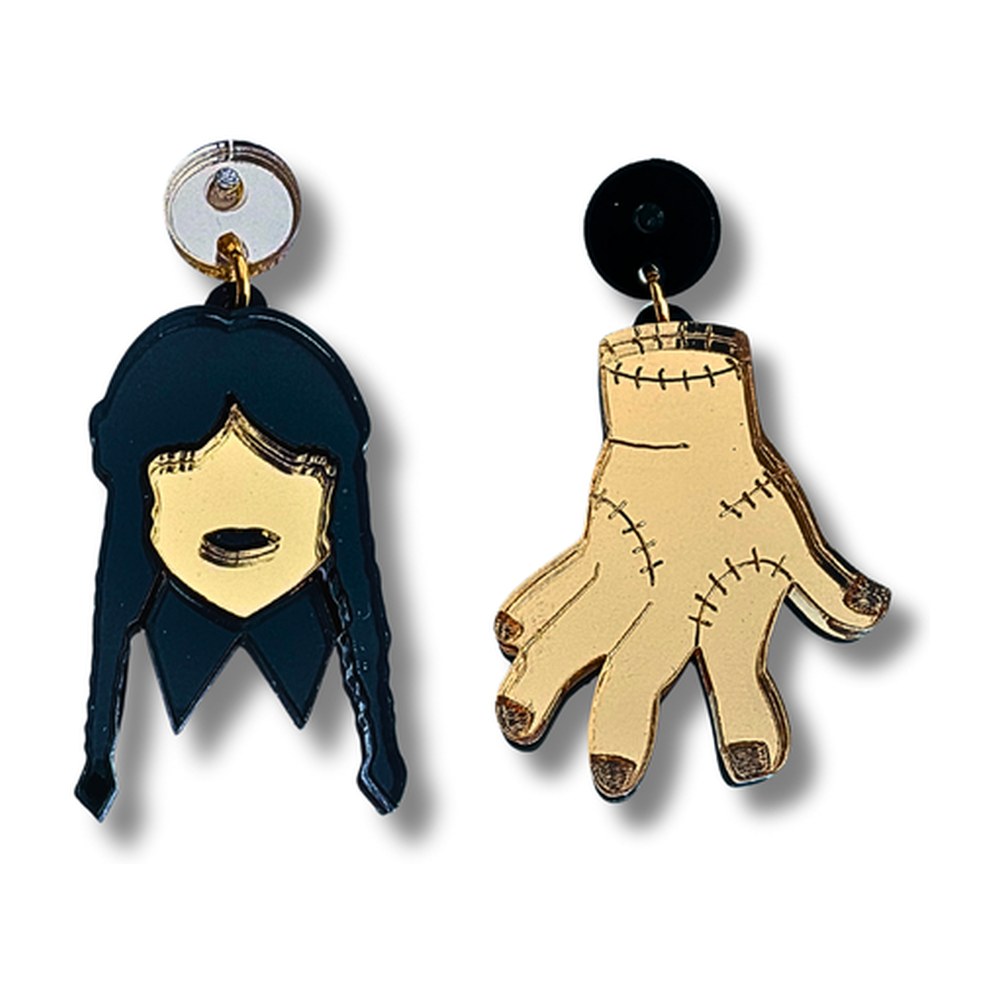 Pendientes mini deluxe de Halloween con Miércoles de trenzas negras y la Cosa, una mano dorada con puntadas, en metacrilato
