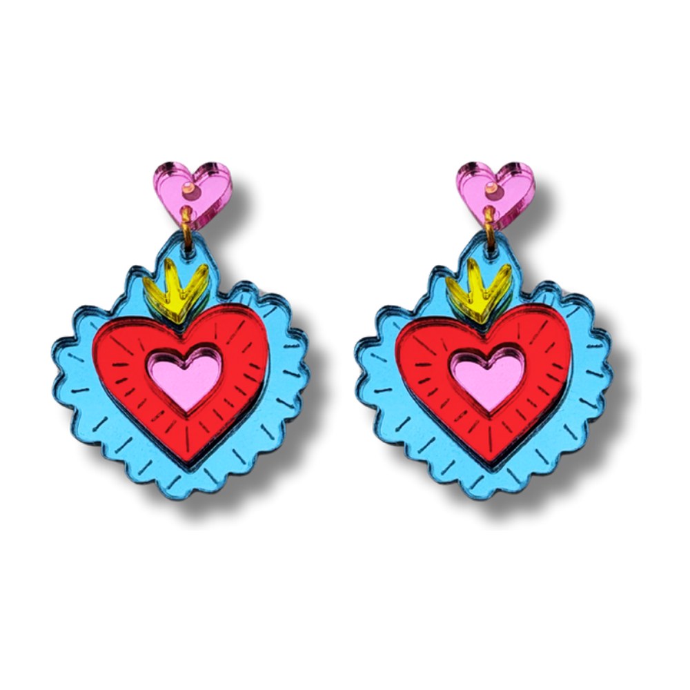 Pendientes mini deluxe Milagrito Celeste: corazón rojo con llamas amarillas y borde azul turquesa, en metacrilato espejo