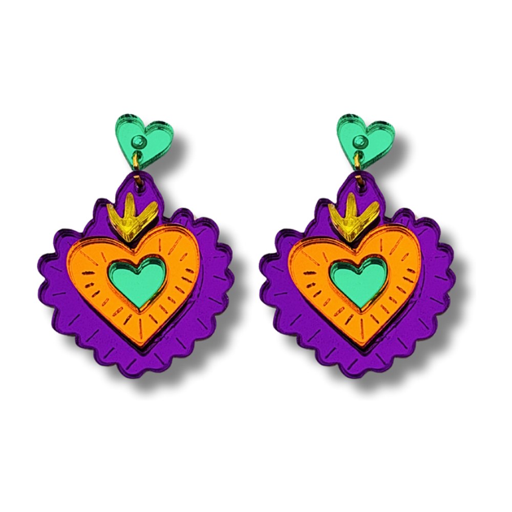 Pendientes de metacrilato con corazón naranja y turquesa con borde ondulado morado y llama dorada, sobre fondo blanco