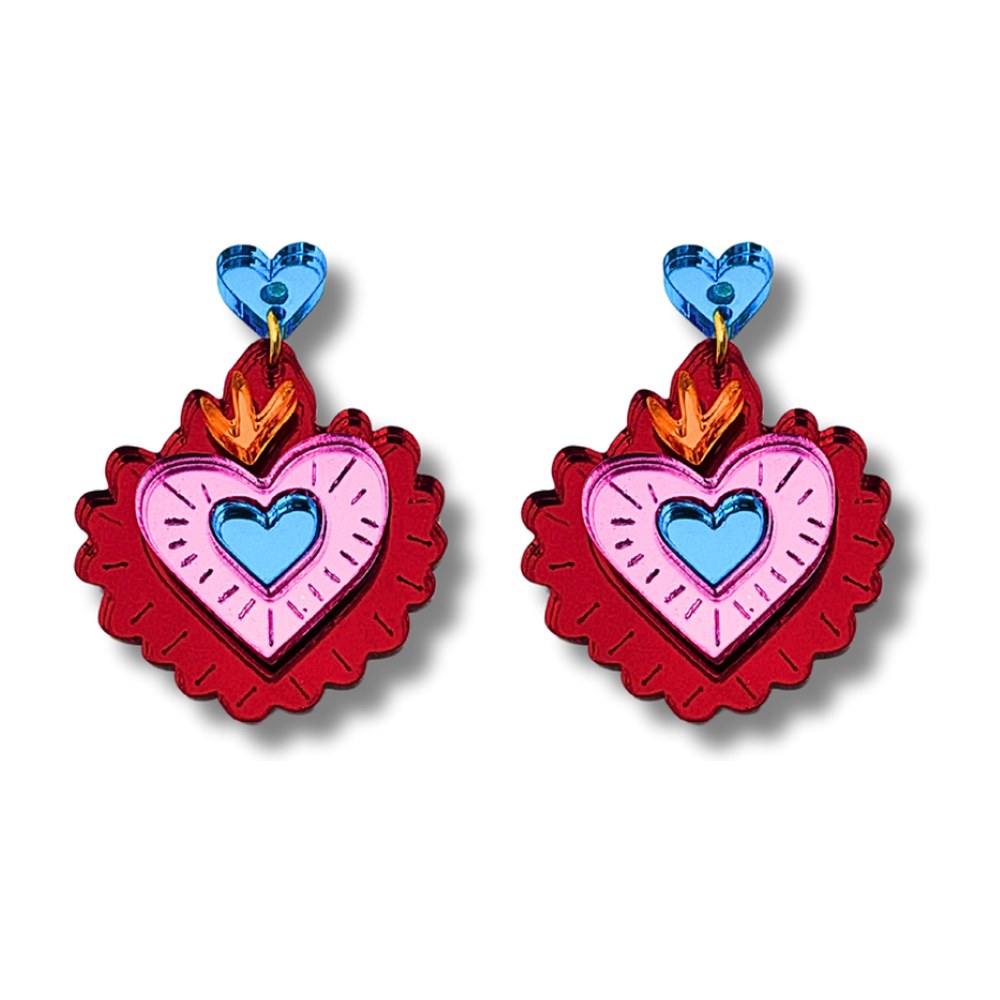 Pendientes de metacrilato espejo con corazón con llama y borde ondulado rojo, corazón rosa y azul en el centro, fondo blanco