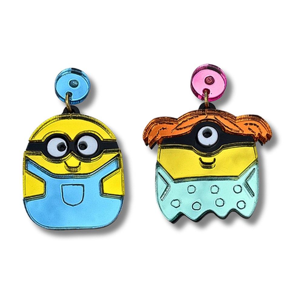 Pendientes mini deluxe de metacrilato espejo con un Minion amarillo de peto azul y otro de un ojo con pelo naranja