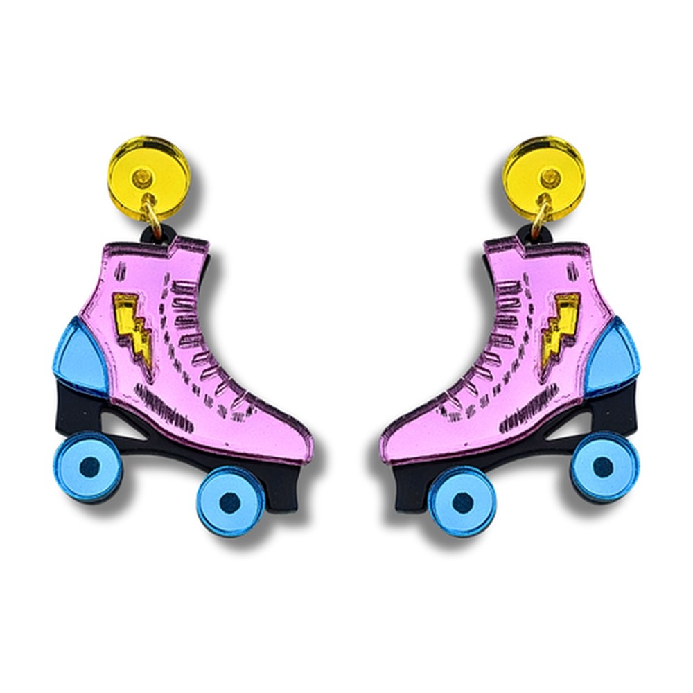 Pendientes de metacrilato espejo con forma de patines rosas con rayo amarillo y ruedas azules, sobre fondo blanco