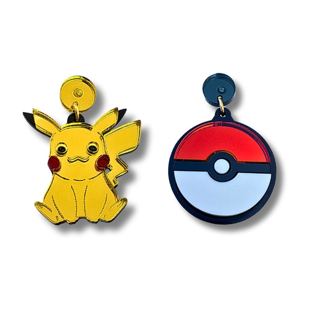 Pendientes mini deluxe con Pikachu amarillo sentado y una Poké Ball roja y blanca, hechos en metacrilato espejo