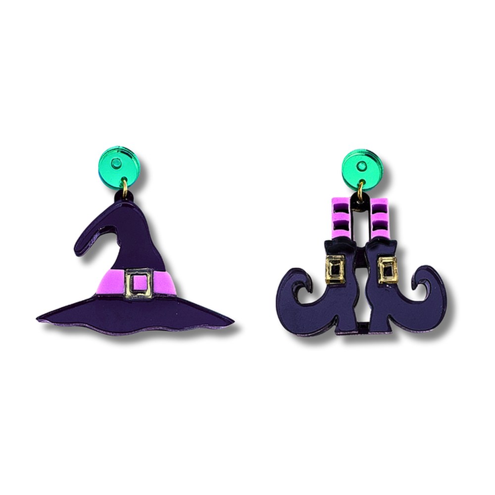 Pendientes mini deluxe de Halloween con sombrero de bruja morado y botas de bruja con medias rosas a rayas, metacrilato