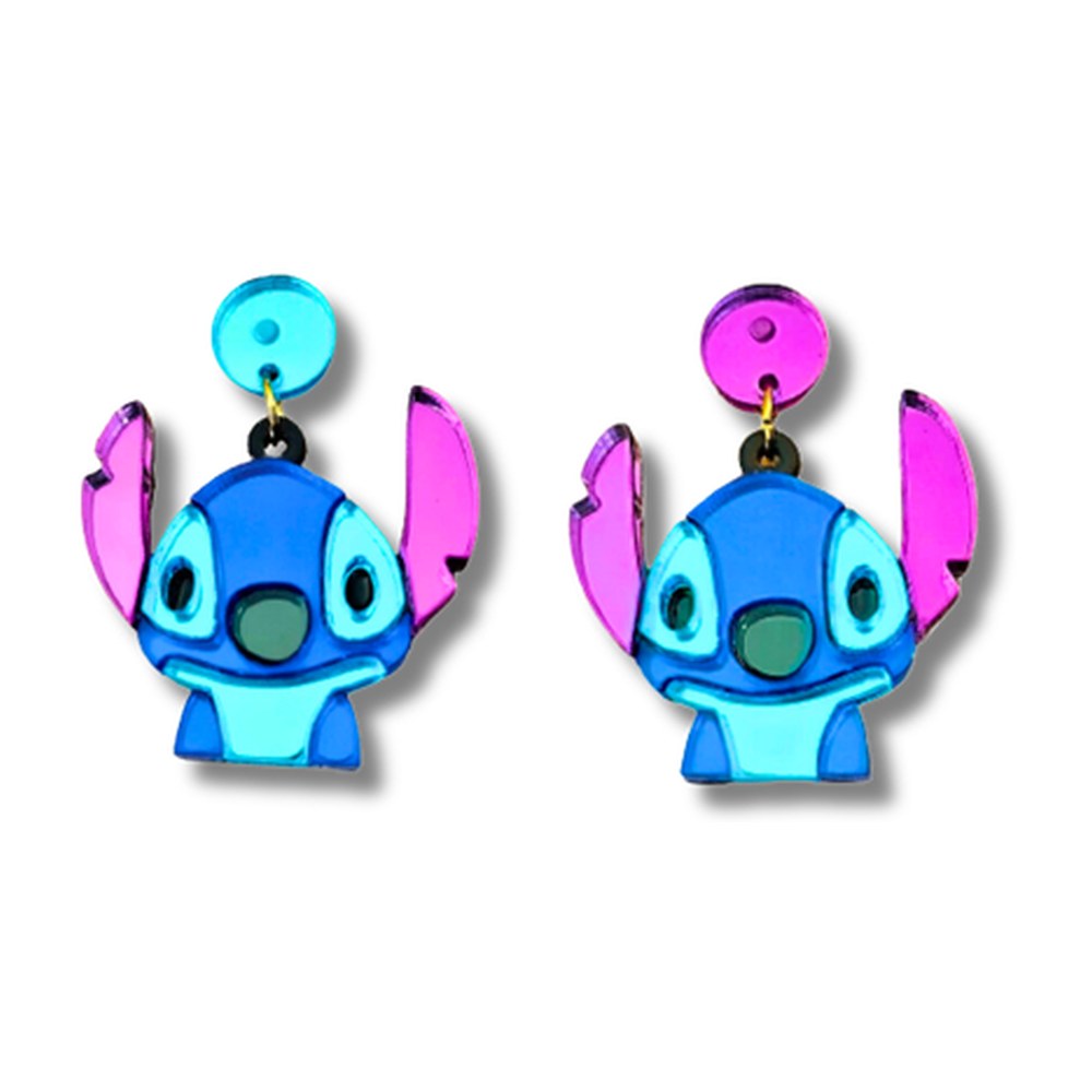 Pendientes de metacrilato espejo con la cara azul de Stitch y orejas rosas, colgados de botones redondos, fondo blanco