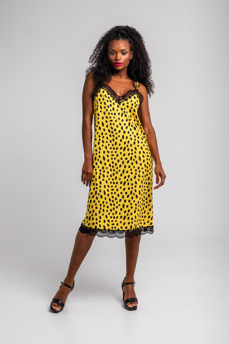 Vestido lencero con encaje animal print amarillo y negro - Let’s go to the beach Lolina